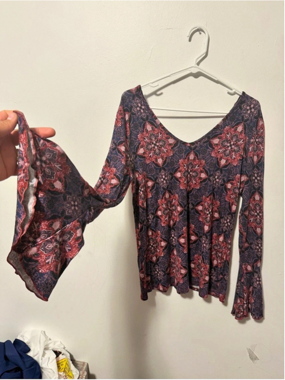 Trueself Floral Bell Sleeve Blouse in Blue & Red Size Large - Picture 3 of 5